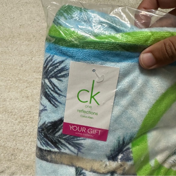 Calvin Klein CK Reflections Palm Tree Beach Towel Promo New Sealed - Picture 2 of 4